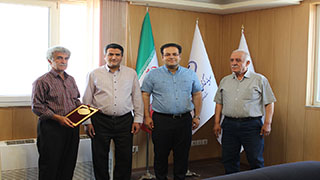 تجلیل از همکار پرتلاش بازنشسته با اهدای لوح سپاس